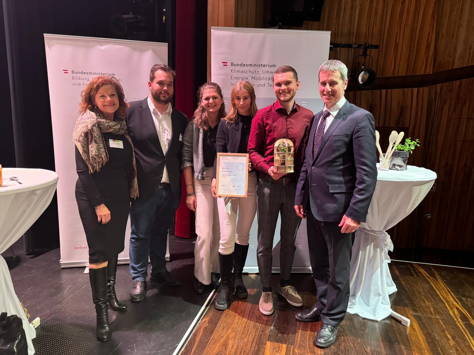 Vizerektorin Christina Holweg und das Gewinnerteam der ÖH Leoben.