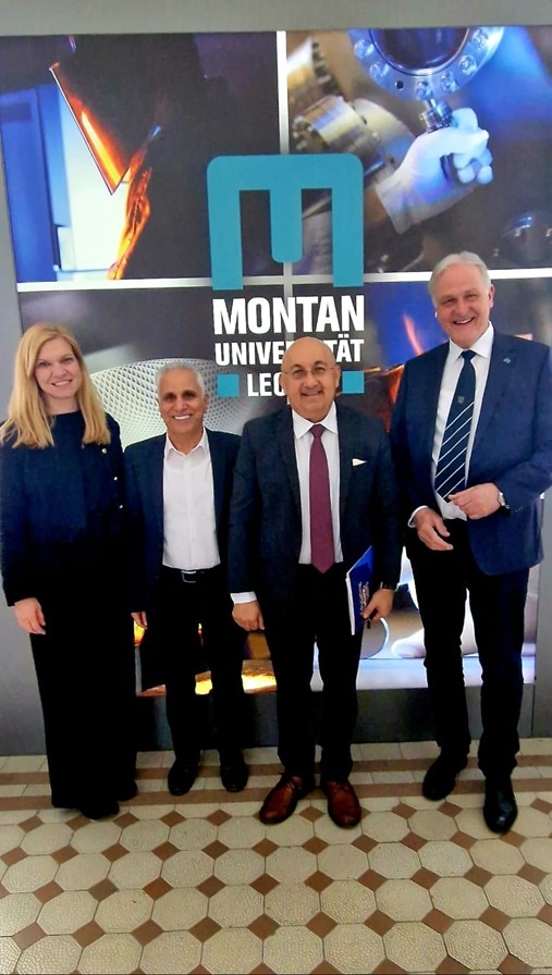 Bildtext 1: v.l.n.r.: Dr.-Ing. Susanne Feiel, Prof. Dr. Riyaz Kharrat, Vizepräsident Univ.-Prof. Dr. Dana Mawlood und Rektor Peter Moser. Foto: © MUL