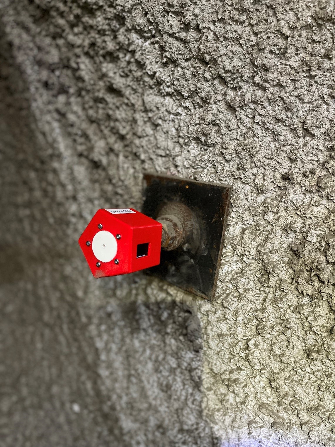 Der 'intelligente Gebirgsanker' liefert Daten für die Plattform. Der 'intelligente Gebirgsanker' liefert Daten für die Plattform.